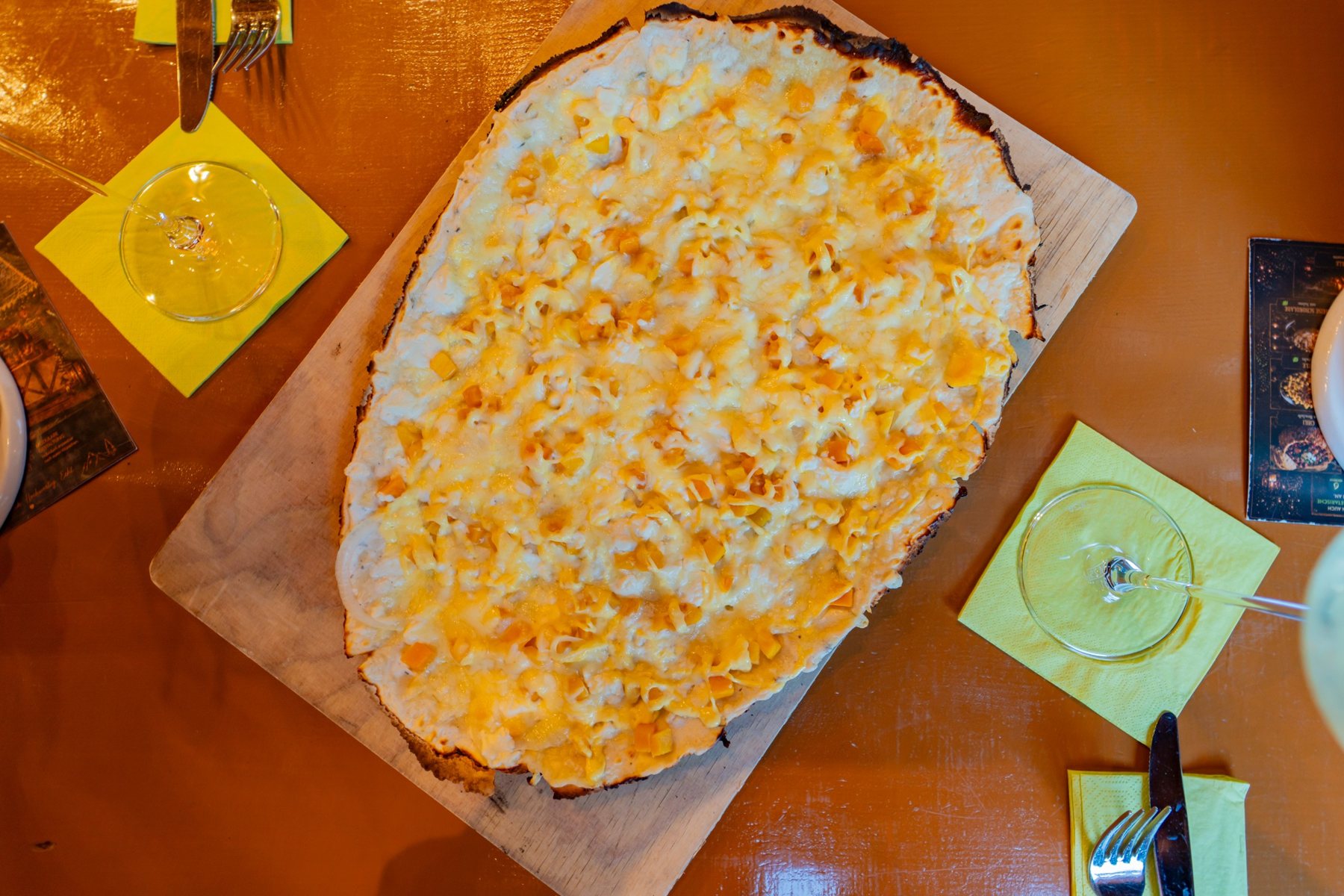 Flammkuchen Elsass mit Speck, Zwiebeln und Käse frisch aus dem Ofen – Flammkuchenhütte Becker, Mehlingen