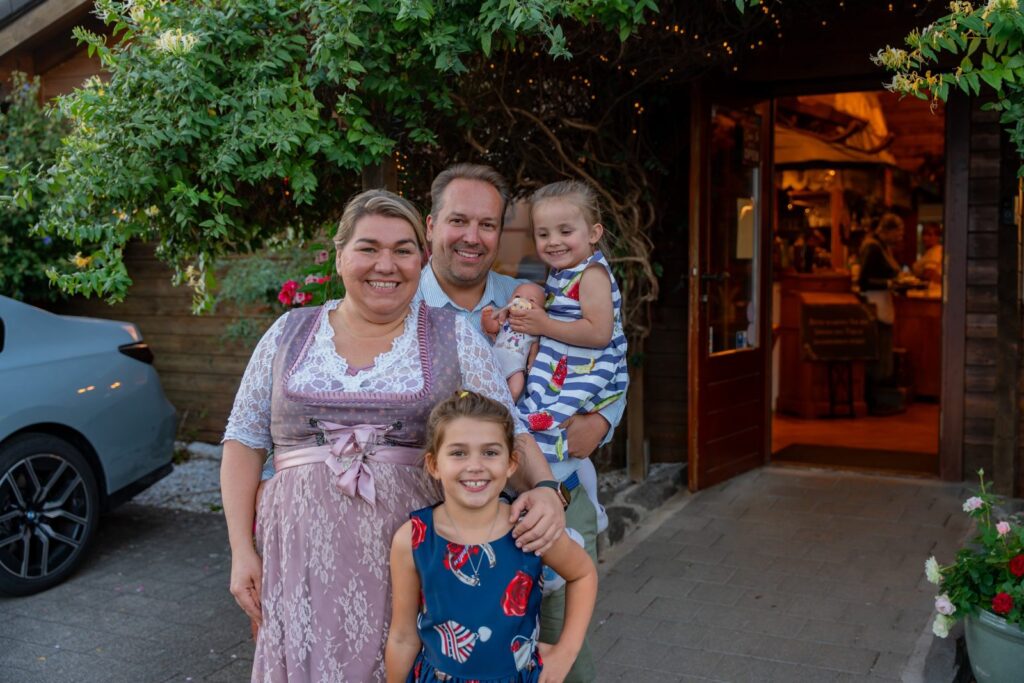Jacqueline Richter mit Familie vor der Flammkuchenhütte Becker in Mehlingen bei Kaiserslautern