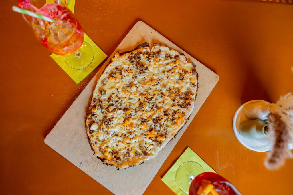 Kürbis-Flammkuchen frisch aus dem Ofen, saisonales Special der Flammkuchenhütte Becker in Mehlingen